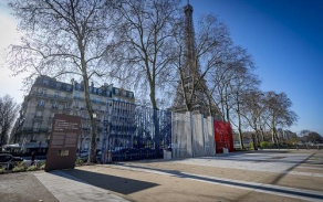 Památník se nachází v blízkosti Eiffelovy věže v centru Paříže. Web Chemins de MÉMOIRE - © E. Rabot – SGA/COM - https://www.cheminsdememoire.gouv.fr/fr/memorial-national-de-la-guerre-dalgerie-et-des-combats-du-maroc-et-de-la-tunisie