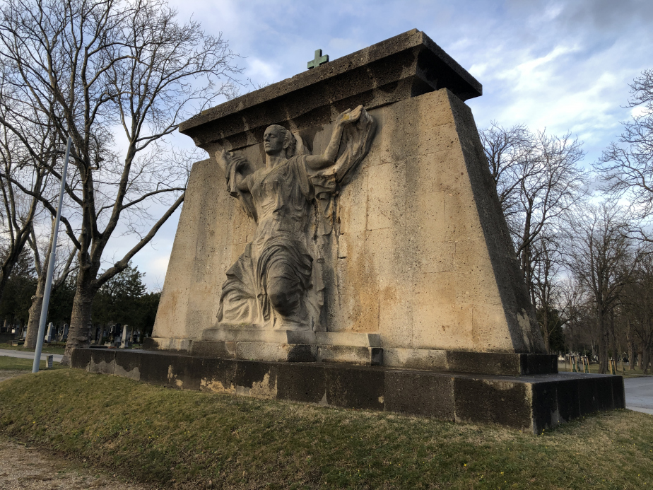 Ústřední pomník na vojenském pohřebišti z první světové války na Centrálním hřbitově. 