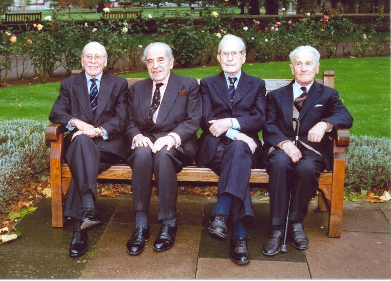 Momentka ze setkání účastníků útěků ze Saganu i hradu Colditz v roce 2004 na půdě Imperiálního válečného muzea v Londýně. Na lavičce sedí zleva doprava: Alan Bryett, Lord Campbell, Jimmy James a Kenneth Lockwood