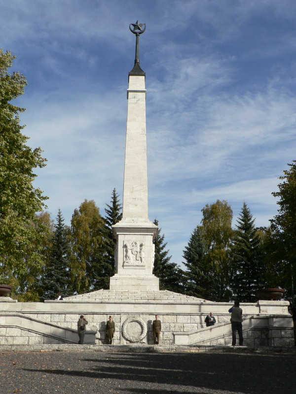 Pomník v areálu vojenského hřbitova Háj Nicovo