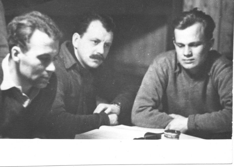 Poslední známý snímek Arnošta Valenty, který byl pořízen na světnici zajateckého tábora Stalag Luft III v Saganu v prvních týdnech roku 1944. Zleva Ivo Tonder, Arnošt Valenta a Jiří Maňák, DFC