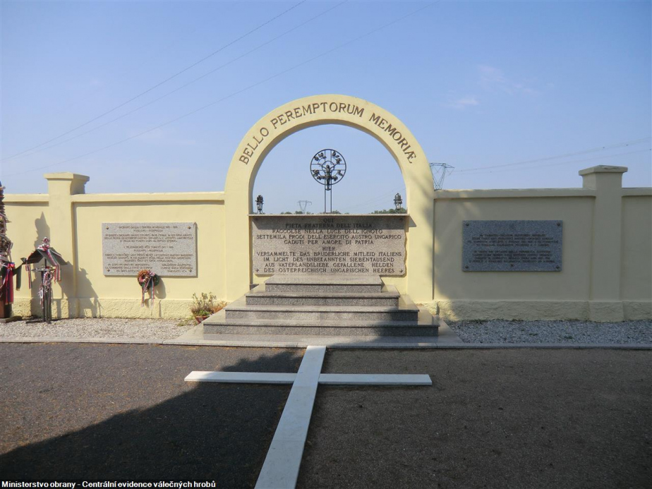 Ústřední pietní místo rakousko-uherského vojenského hřbitova ve Fogliano Redipuglia