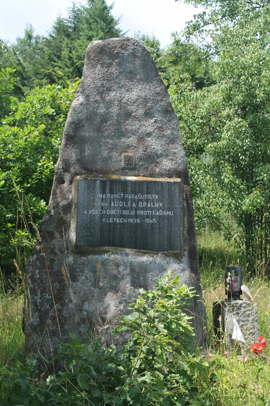 Pomník Adolfa Opálky v místě vysazení paraskupiny Out Distance u Ořechova 