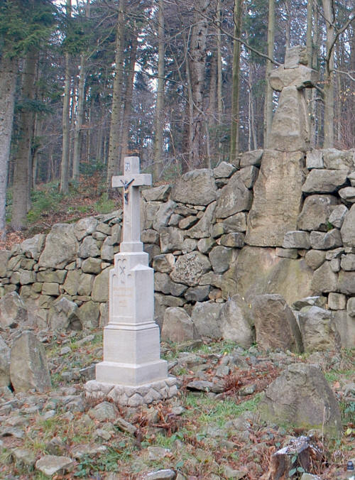 Snímek pomníku s dedikací pro Emila von Obereignera