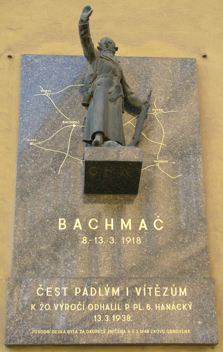 Pamětní deska bitvy u Bachmače v Olomouci. Sošku legionáře v zimní výzbroji vytvořil Otakar Španiel. 