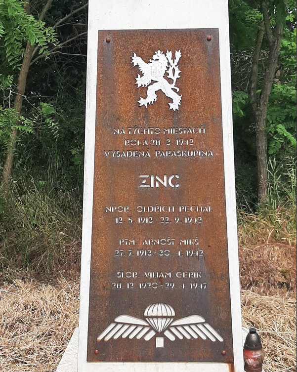 Detail pomníku paraskupiny Zinc na místě seskoku. Pomník paraskupiny Zinc je umístěn ve Gbelech na Slovensku na sever od obce u polní cesty, která navazuje na Družstevní ulici