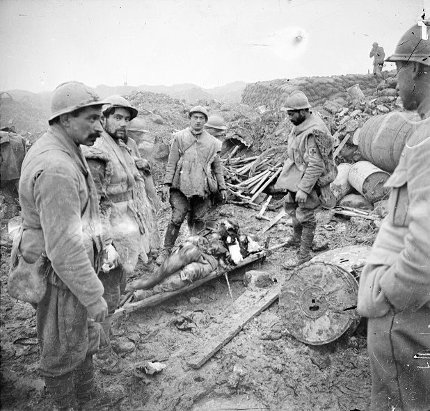 Transport raněného z fronty, 22. prosince 1916. Posláním zdravotnické služby bylo shromáždit raněné, poskytnout jim první pomoc a evakuovat je do týlu