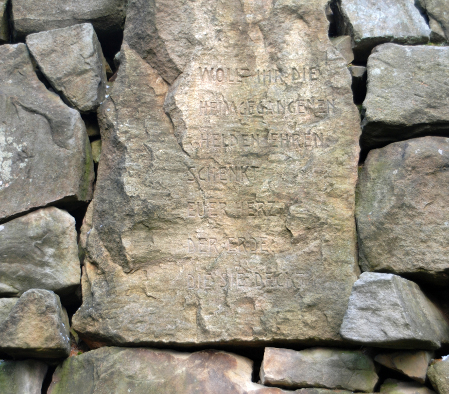 Detail nápisu na kamenném kříži
