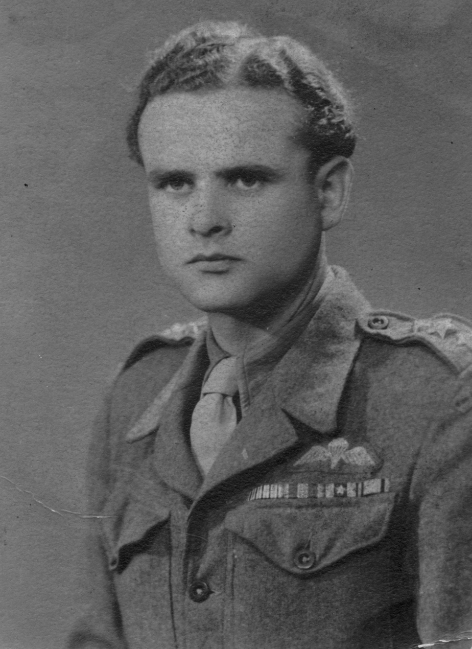 Jiří Štokman (17. 4. 1920 – 17. 6. 1981) obdržel řadu domácích a zahraničních vyznamenání. Po roce 1948 působil v emigraci na zpravodajské škole
