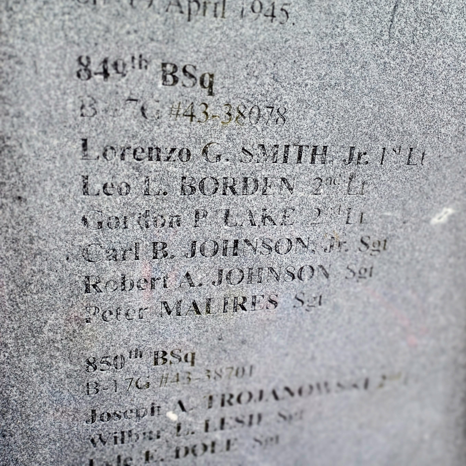 Detail pomníku se jmény devíti amerických vojáků