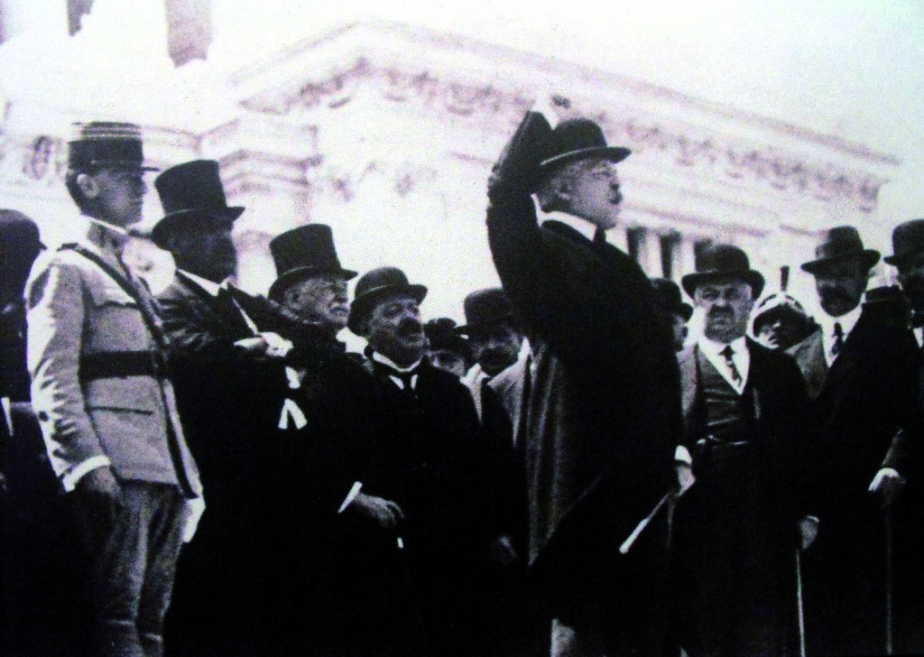 Květen 1918: Vittorio Emanuele Orlando, italský premiér, promlouvá na slavnostní ceremonii předávání bojového praporu legionářům. Vlevo Milan Rastislav Štefánik.