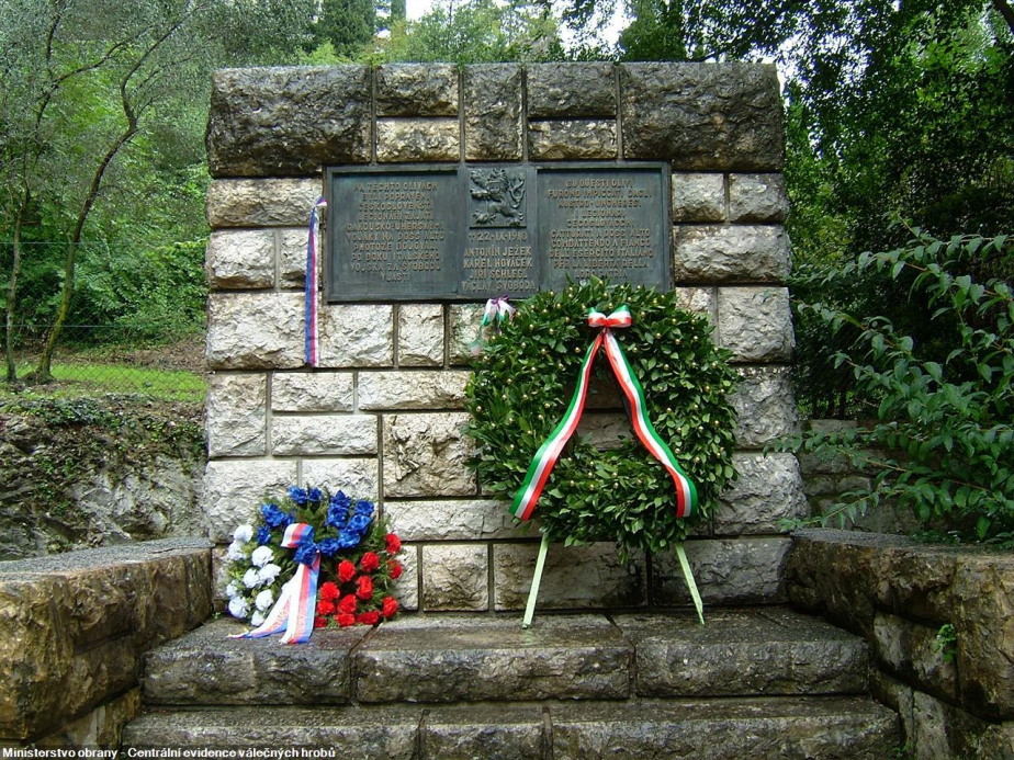 Pomník v Arcu připomínající Karla Nováčka, Václava Svobodu, Jiřího Schlegla a Antonína Ježka