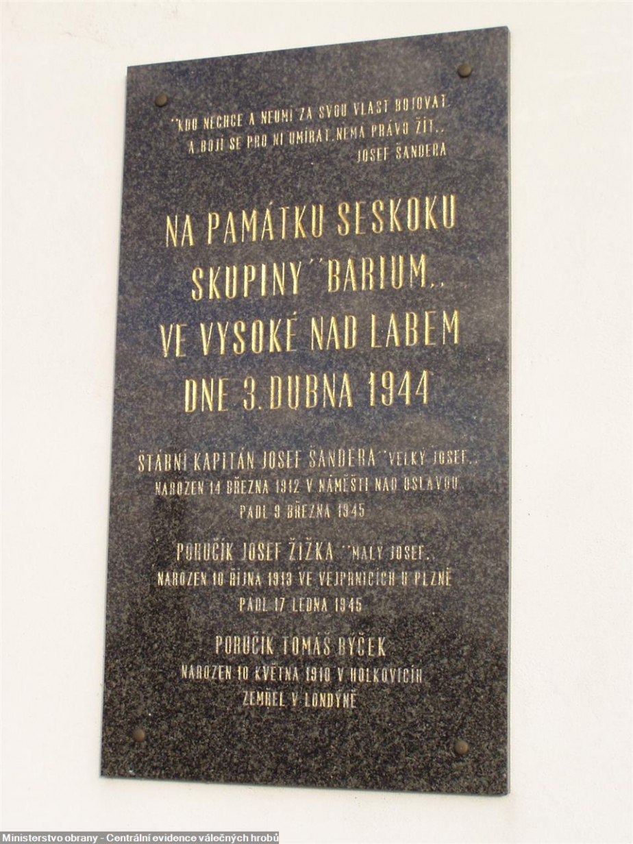 Na hřbitově ve Vysoké nad Labem je na budově místní márnice umístěna pamětní deska připomínající seskok skupiny BARIUM. 