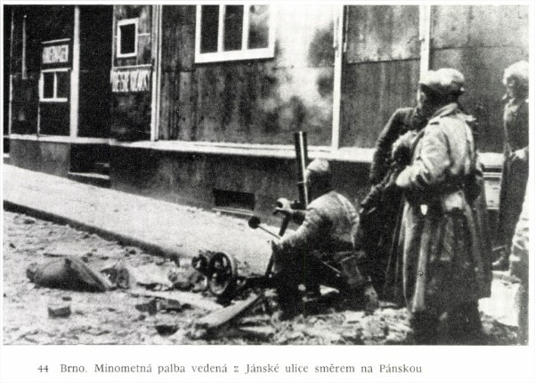 Sovětští vojáci vedou minometnou palbu z Jánské ulice směrem na Panskou