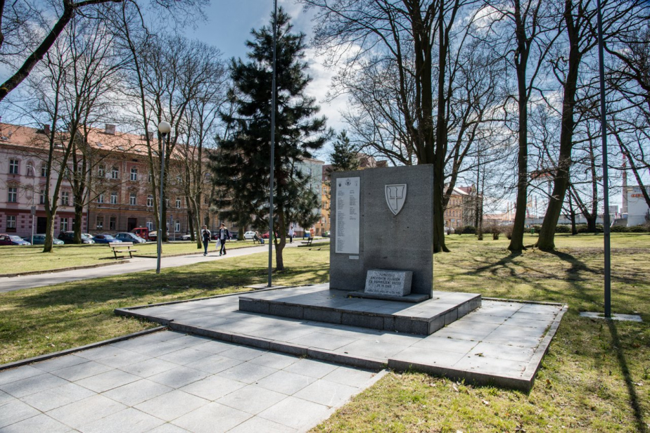 Pomník ve tvaru kvádru věnovaný památce amerických vojáků za osvobození Chebu se nachází na vydlážděném prostranství v městských sadech. Na pomníku v levé části je tabule se jmény padlých 71 vojáků