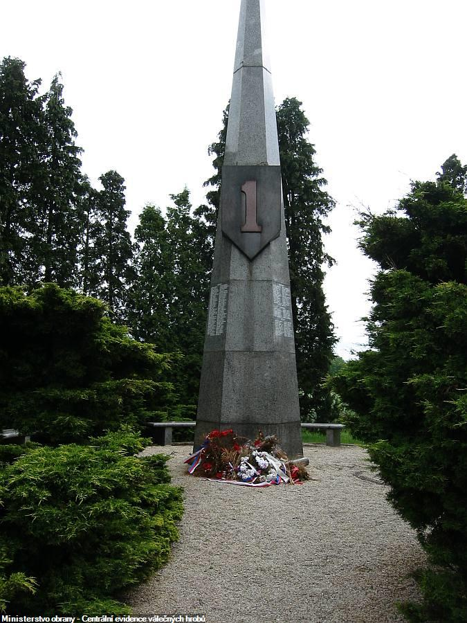 Pomník příslušníkům americké armády - 1. pěší divize se nachází na místě zvaném Ypsilonka u Chebu směrem do vnitrozemí Čech. Pomník tvoří deset metrů vysoký žulový jehlan složený ze tří dílů