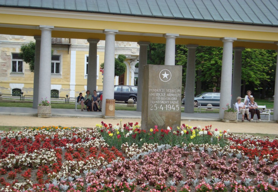 Pomník vojákům americké armády, kteří osvobodili Františkovy Lázně, je umístěn náměstí Míru
