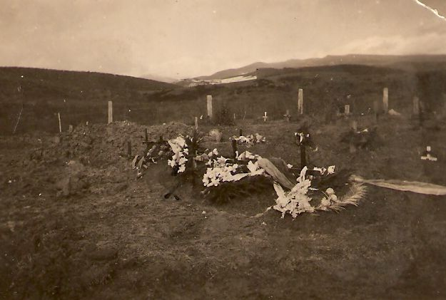 Archivní snímek římsko-katolického hřbitova na kopci nad obcí Čynadijovo severovýchodně od Mukačeva