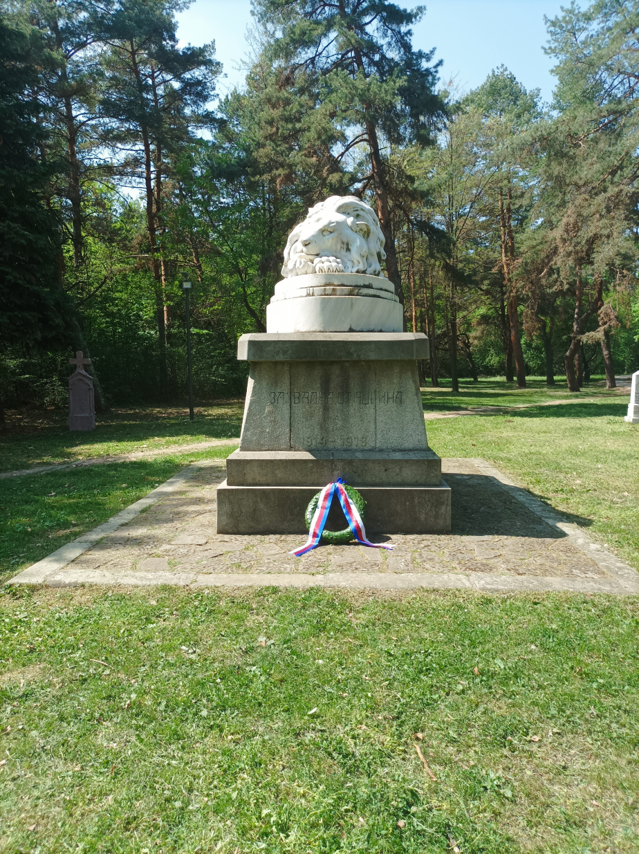 Hromadný hrob, ve kterém se nachází i ostatky našich vojáků v parku Šumarice v Kragujevaci. Socha na hrobu pochází z rodinné hrobky srbských králů. U hrobu položili zástupci odboru věnec.