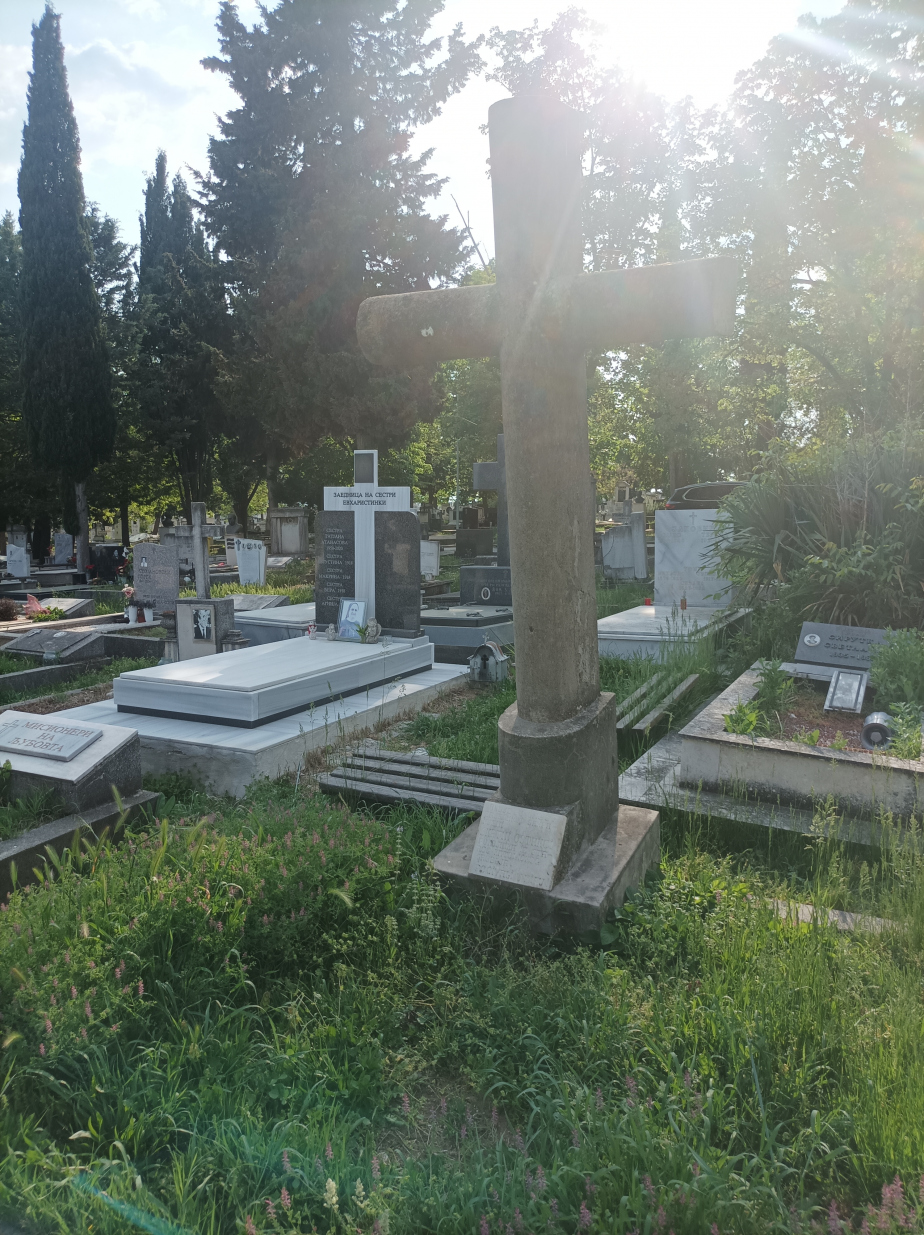Hromadný hrob s ostatky na novém katolickém hřbitově ve Skopje