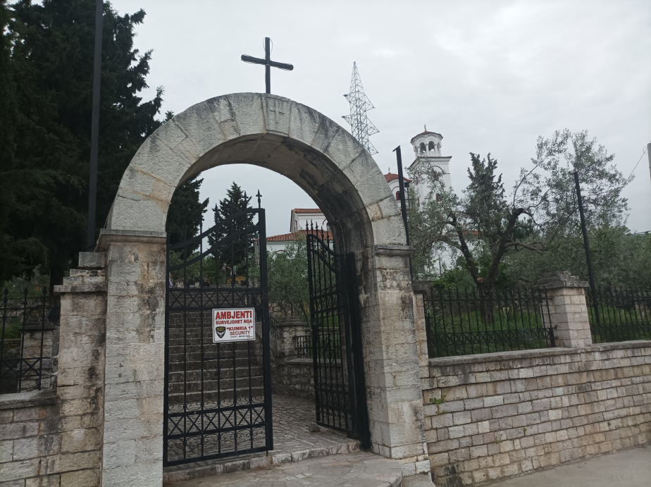 Kostel sv. Anastáze v Elbasanu, v jehož blízkosti se pravděpodobně nacházel vojenský hřbitov