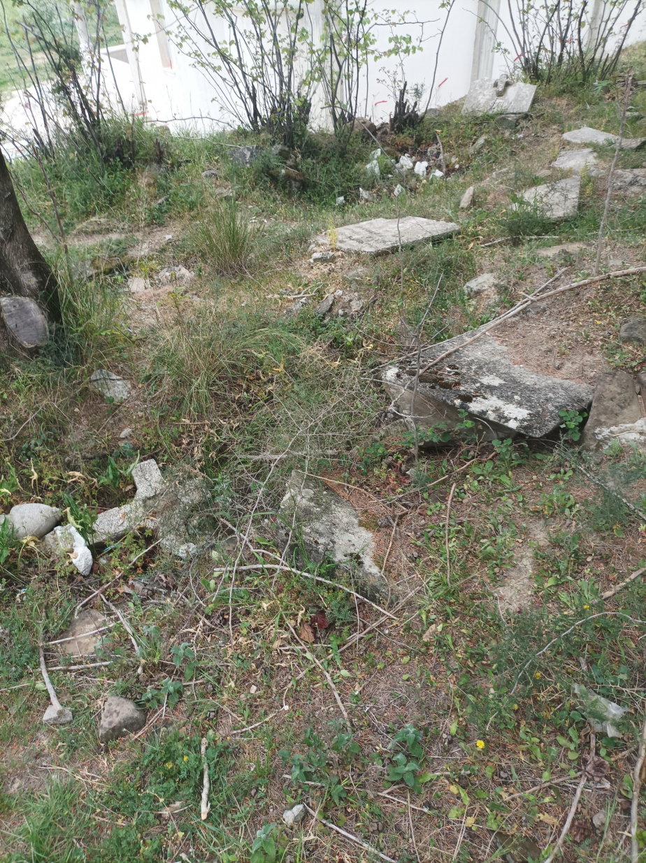 Zbytky hřbitova v části města Berat nazvané Kondas