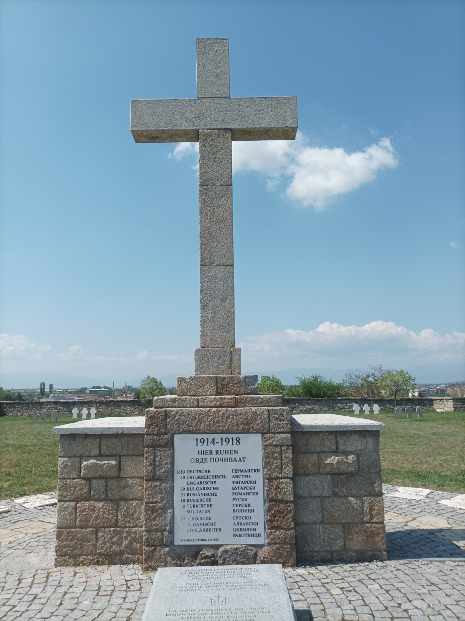 Ústřední pomník na německém vojenském hřbitově v Prilepu
