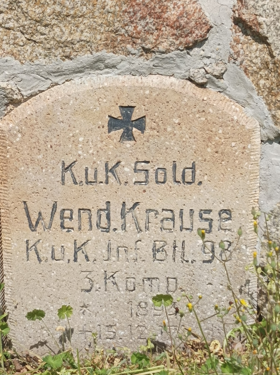 Náhrobek vojáka rakousko-uherské armády z pěšího pluku č. 98, tento pluk byl doplňován z odvodového okresu Vysoké Mýto. Náhrobek je zabudován ve hřbitovní zdi německého vojenského hřbitova v Prilepu