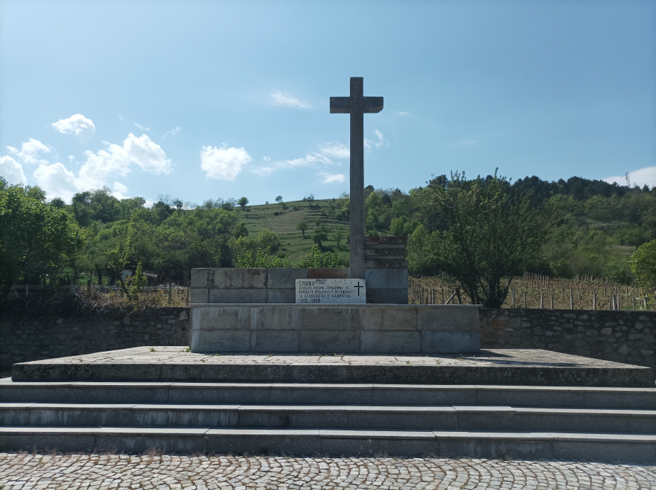 Ústřední pomník a zároveň vchod do osária na srbském vojenském hřbitově v Bitole