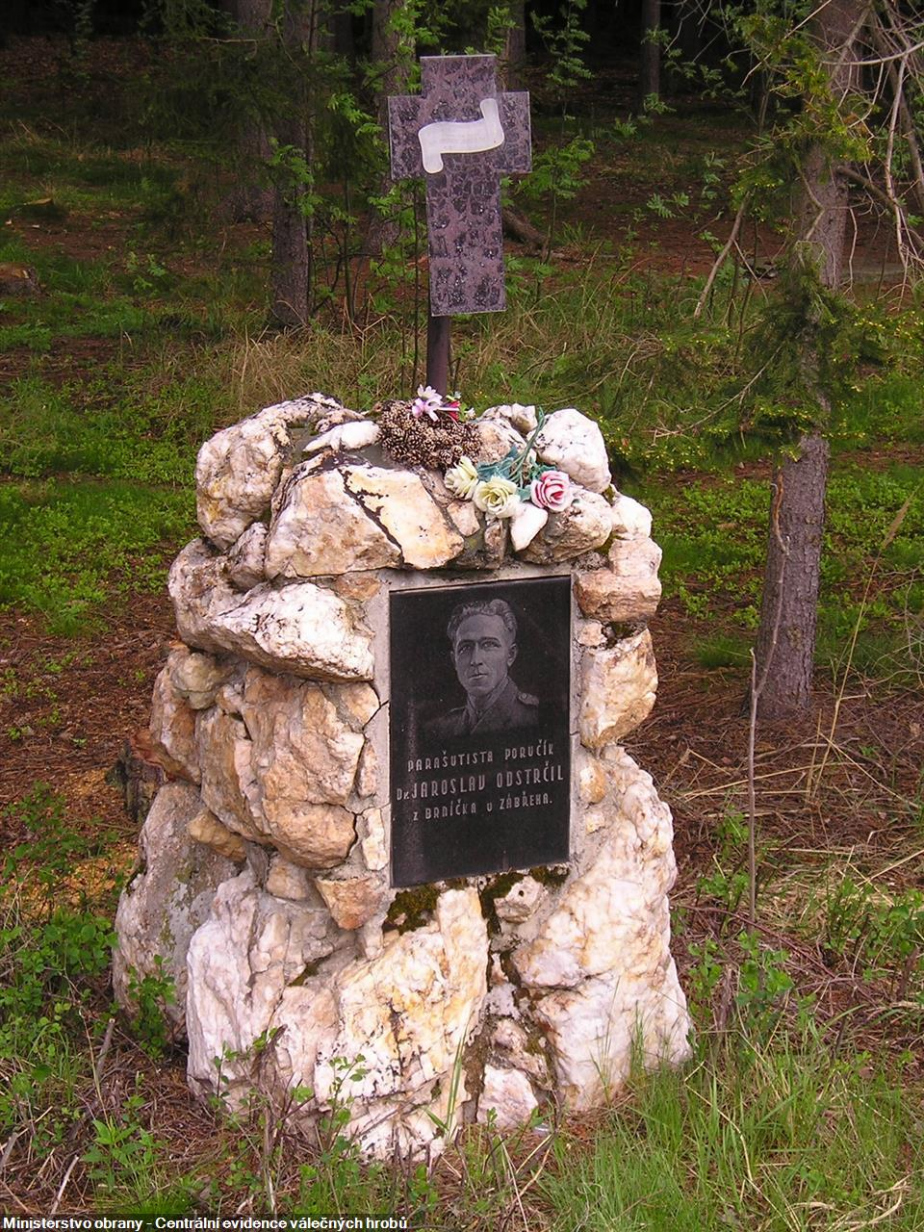 Velitel výsadku CALCIUM Jaroslav Odstrčil byl při přestřelce s gestapem zastřelen. Na místě jeho skonu byl v roce 1946 postaven pomník. 