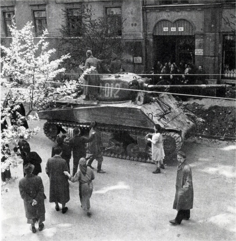 Příjezd prvního sovětského tanku (americký M4 Sherman) k Novému domovu v Brně na Gorkého ulici kolem poledne 26. dubna 1945