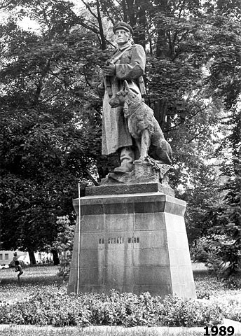 Pískovcová socha pohraničníka se samopalem v ruce a psem u nohy v nadživotní velikosti nahradila v letech 1955-1989 pomník věnovaný památce amerických vojáků za osvobození Chebu. Dnes je socha pohraničníka umístěna v lapidáriu klášterní zahrady 