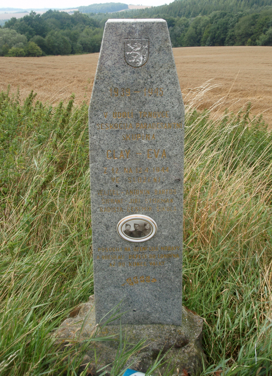 Pomník operace CLAY na místě vysazení v katastru obce Hostišová na Zlínsku byl odhalen dne 6. 5. 2005