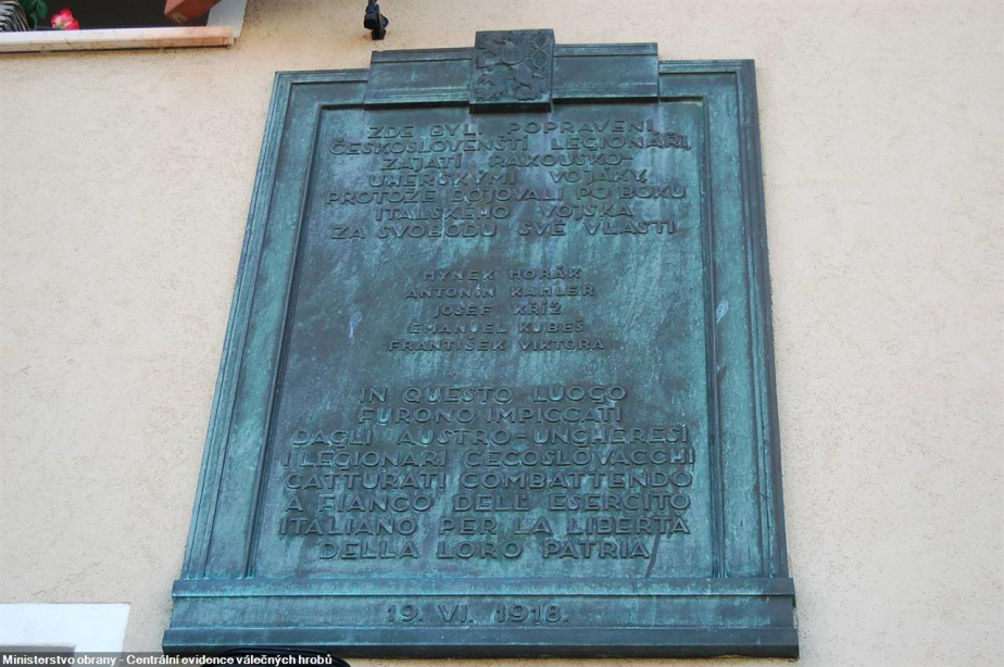 Pamětní deska v San Dona di Piave připomíná legionáře Hynka Horáka, Antonína Kahlera, Emanuela Kubeše, Františka Viktora a Josefa Kříže 