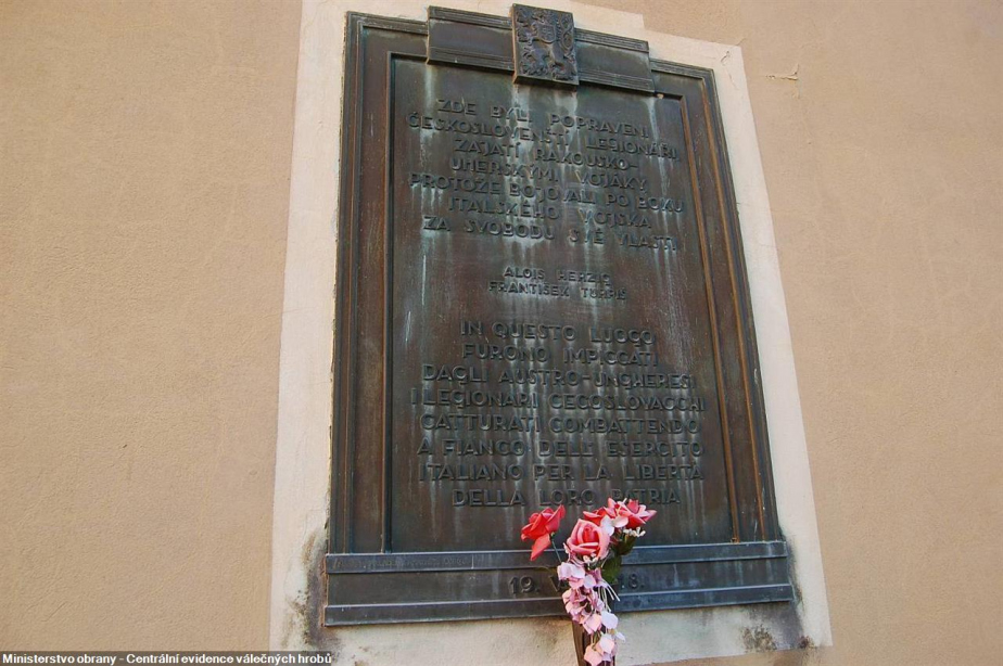 Pamětní deska v San Stino di Livenza zmiňuje legionáře Františka Turpiše a Aloise Herziga