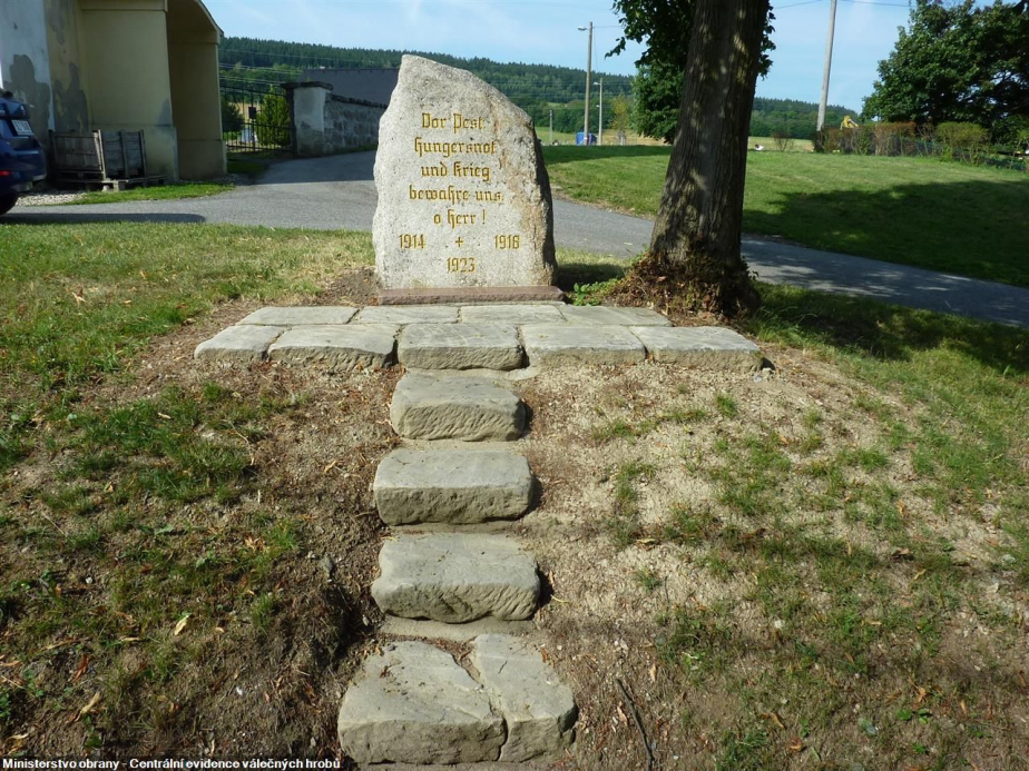 Třetí pomník ve formě nepravidelného žulového kamene, věnovaný památce padlých v první světové válce