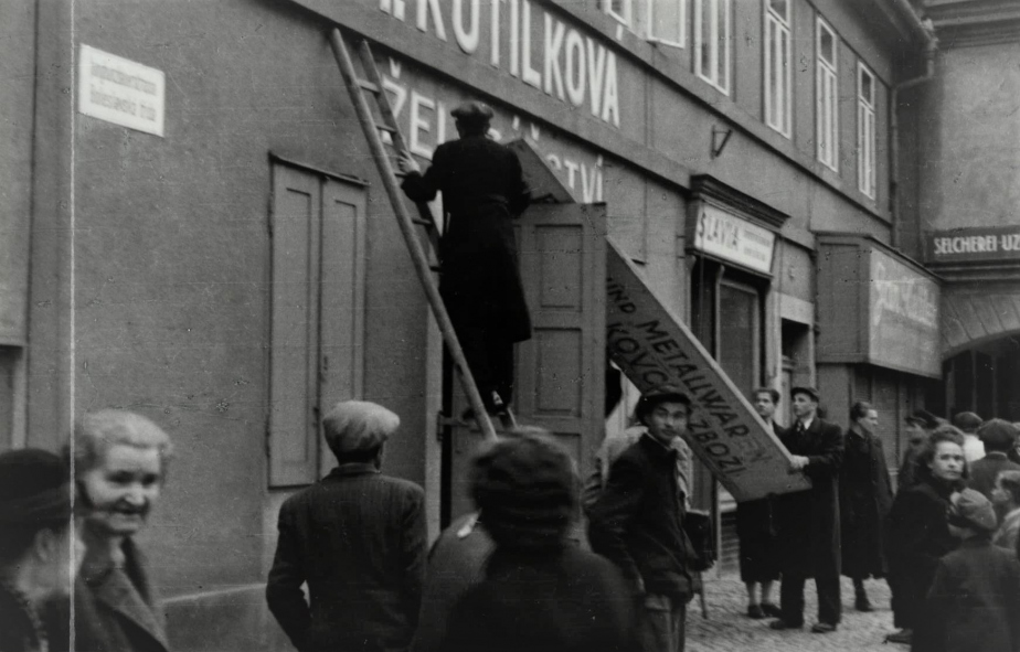 Odstraňování německých nápisů na Nymburském náměstí 2. května 1945