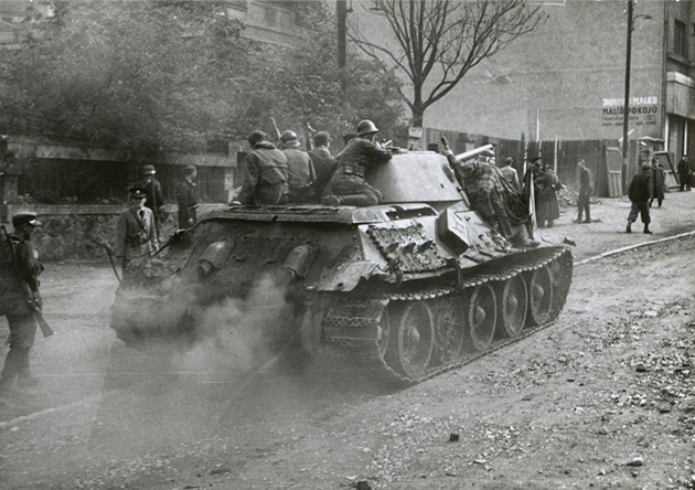 Čeští povstalci spolu s tanky ROA na Pankráci 7. května 1945