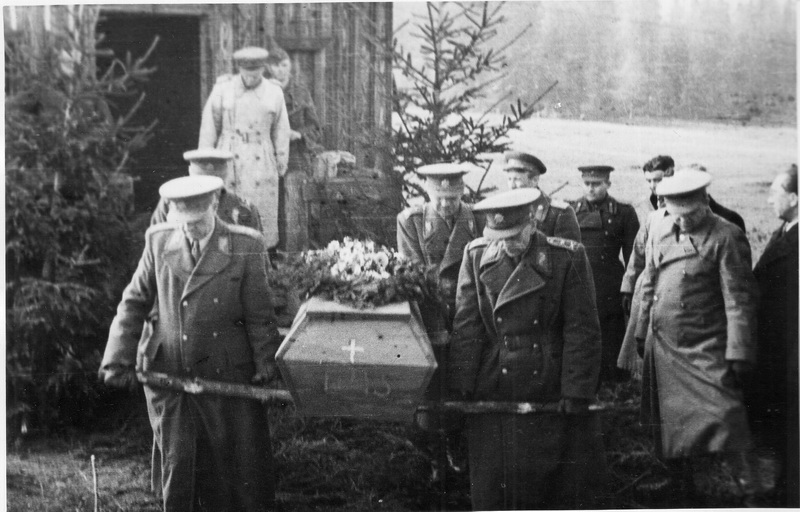 Pohřeb Jaroslava Vedrala – Sázavského, rakev nesou v přední řadě generálové Svoboda a Klapálek, za ním generál Hasal.