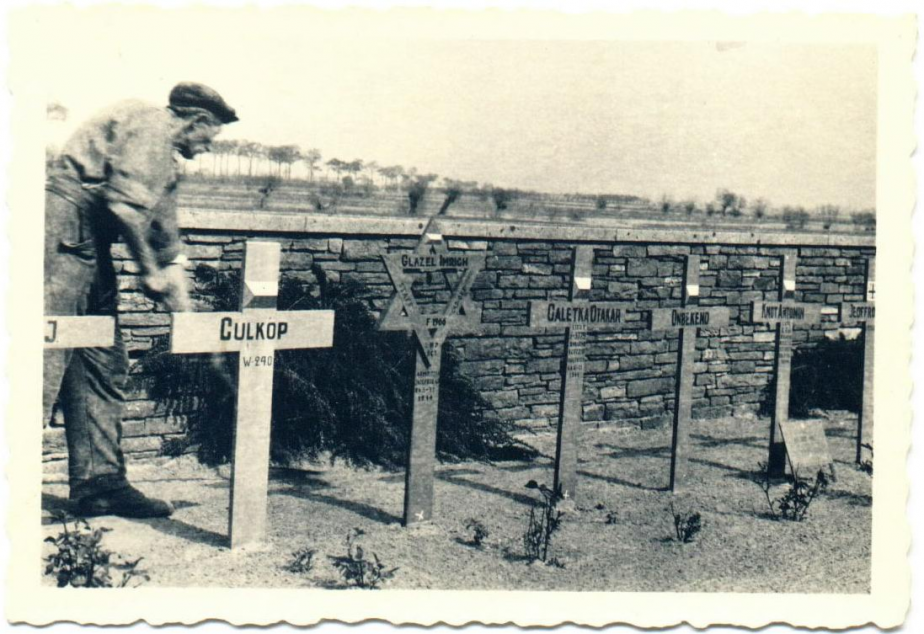 Provizorní náhrobky padlých československých vojáků u Dunkerque, Francie, 1945. 