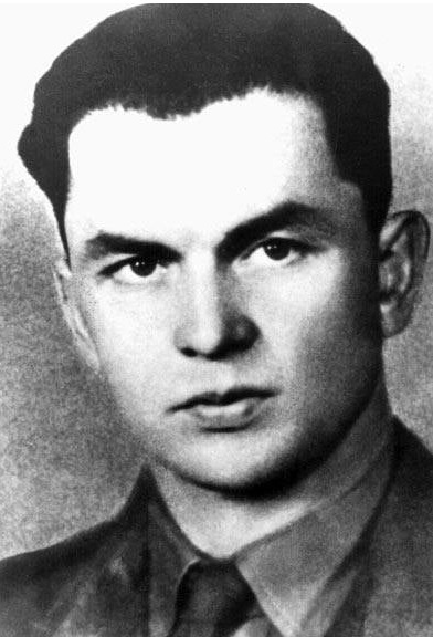 Četař asp. Drahomír Vaňura (8. 3. 1915 – 2. 11. 1944).  „In memoriam“ byl povýšen do hodnosti nadporučíka spojovacích vojsk. 