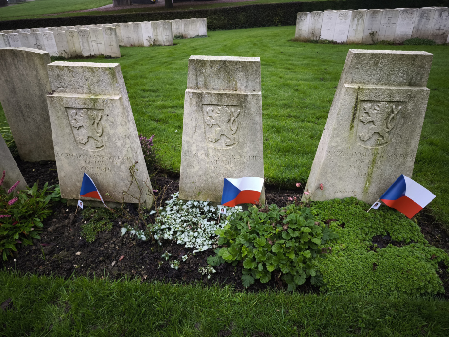 Hroby s neznámými československými vojáky na válečném hřbitově „Lounguenesse Souvenir Cemetery“ v St. Omer ve Francii.