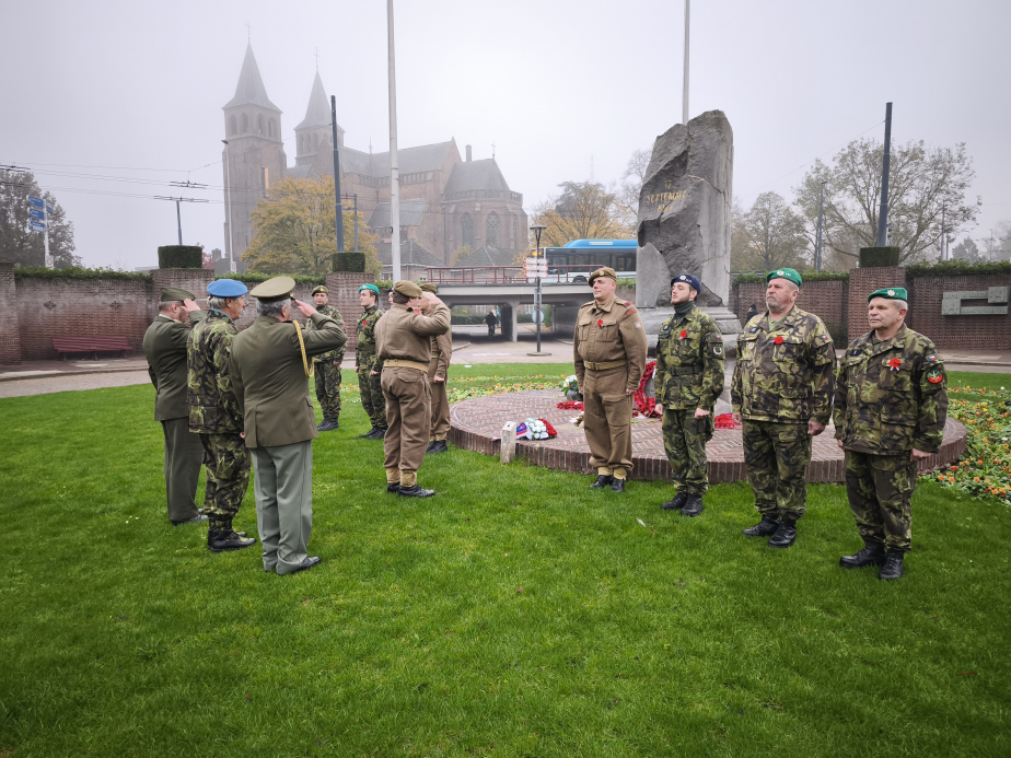 Momentka z pietního aktu u pomníku „Airborn Memorial“ v Arnhemu.