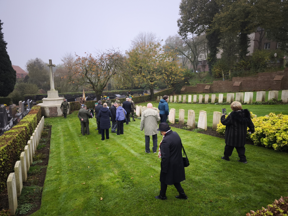 Příprava pietního aktu na hřbitově „Communal Cemetery Extension“ v obci Cassel ve Francii.