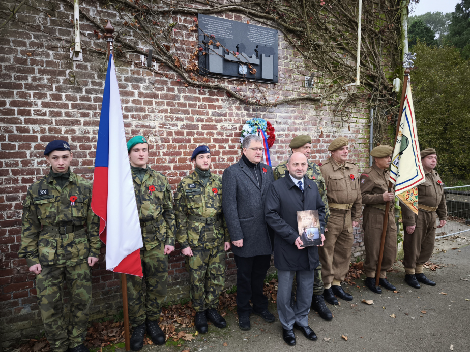 Pietní akt a slavnostní křest knihy „Múzy ve válce“ autora Martina Flosmana ve francouzském Wormhoutu.