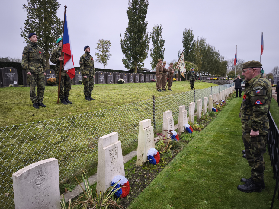 Pietní akt na hřbitově Communal Cemetery v De Palme v Belgii.