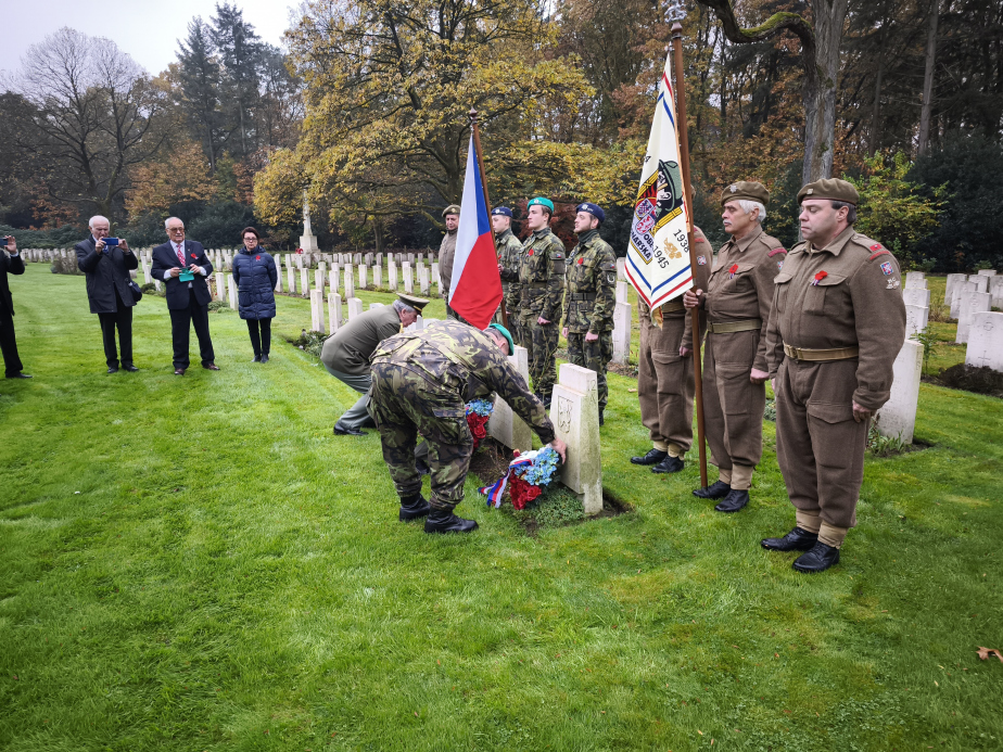 Pokládání věnců na hroby padlých čs. pilotů 311. perutě na britském vojenském hřbitově „Jonkerbos War Cemetery“ v Nijmegenu.