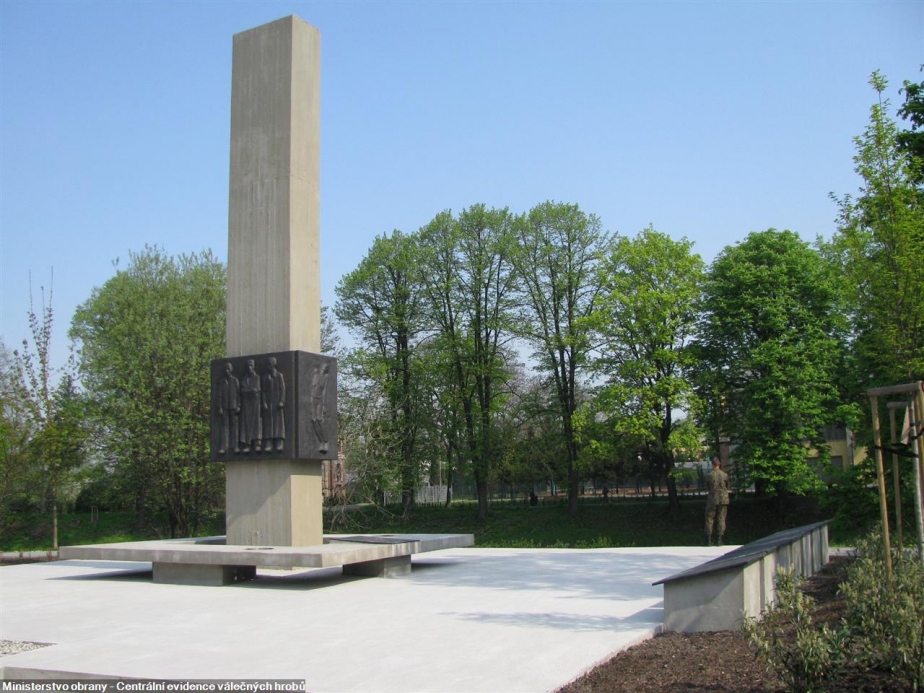 Pomník upomínající vězněné z tábora STALAG VIII B a rodákům z Českého Těšína.