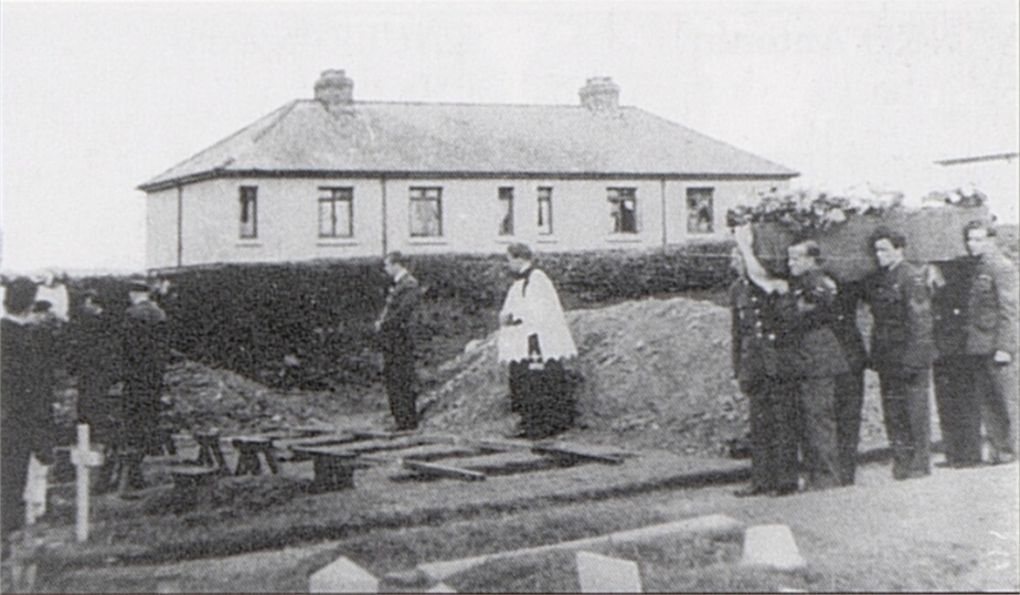 Pohřeb pěti členů osádky W/O Š. Petráška dne 9. prosince 1944 na skotksém hřbitově St. Duthus v Tainu.