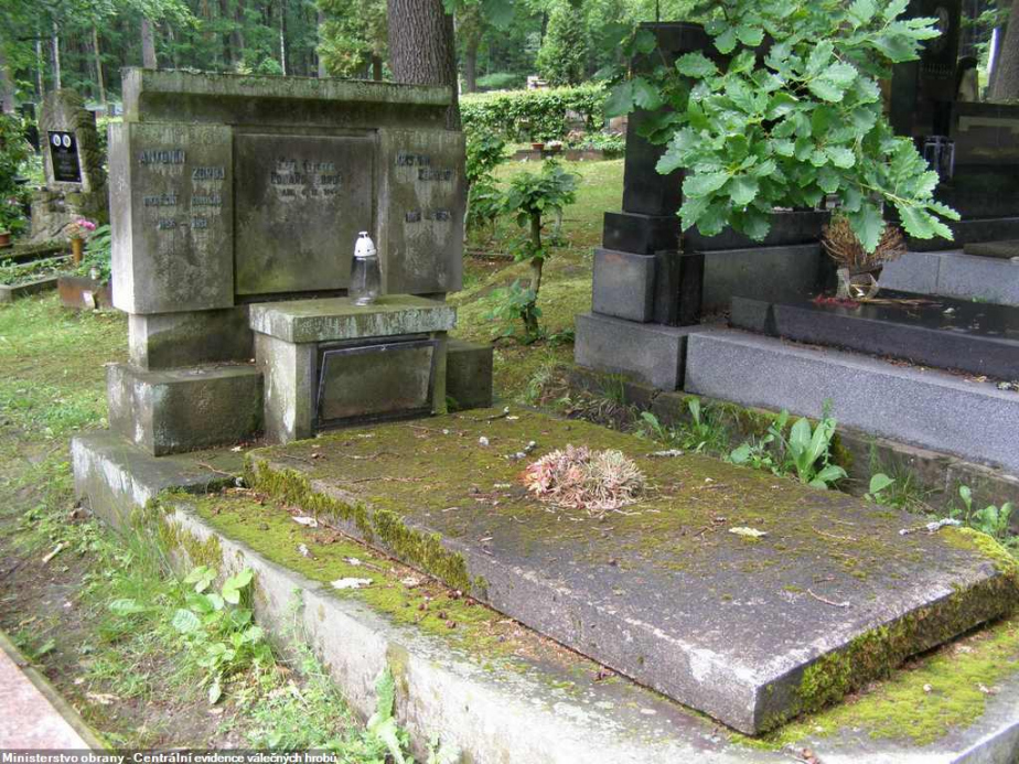 Rodinný hrob Eduarda Zbroje ve Dvoře Králové nad Labem.